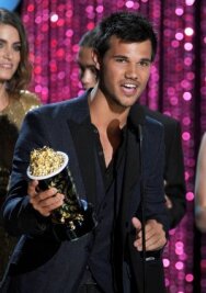 Постер к фильму Церемония вручения премии MTV Movie Awards 2012 смотреть онлайн на HD Rezka